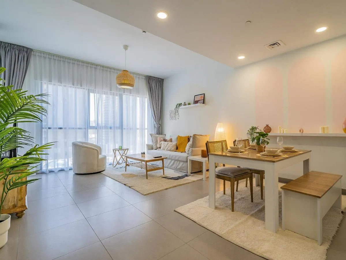Charming Tropical Apartment Minutes To Dubai Mall