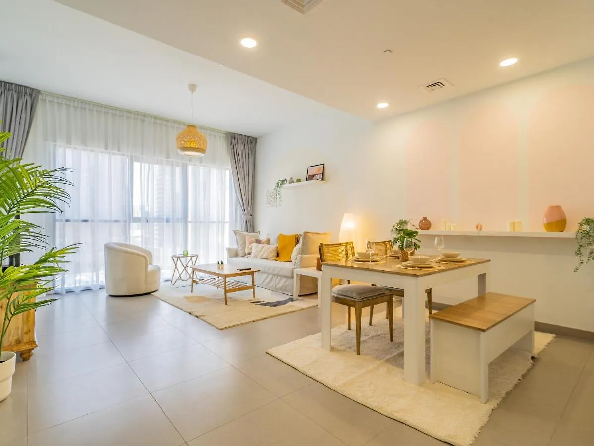 Charming Tropical Apartment Minutes To Dubai Mall