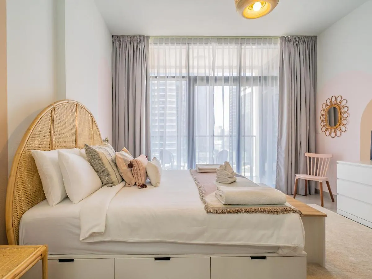 Charming Tropical Apartment Minutes To Dubai Mall