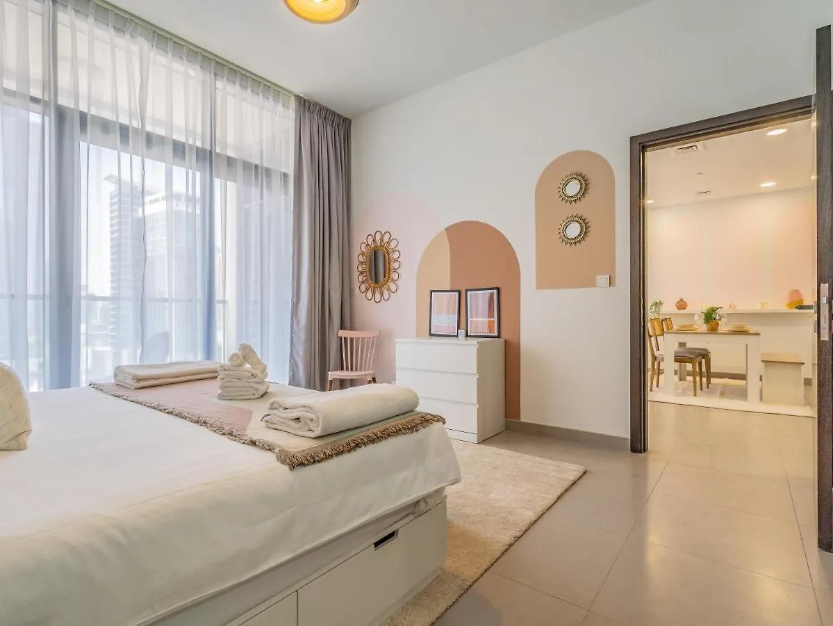 Charming Tropical Apartment Minutes To Dubai Mall