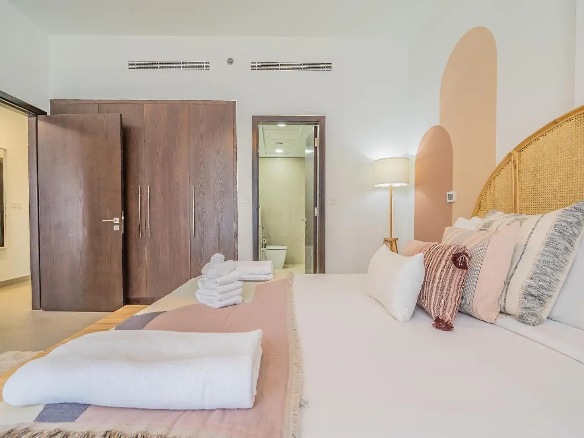 Charming Tropical Apartment Minutes To Dubai Mall