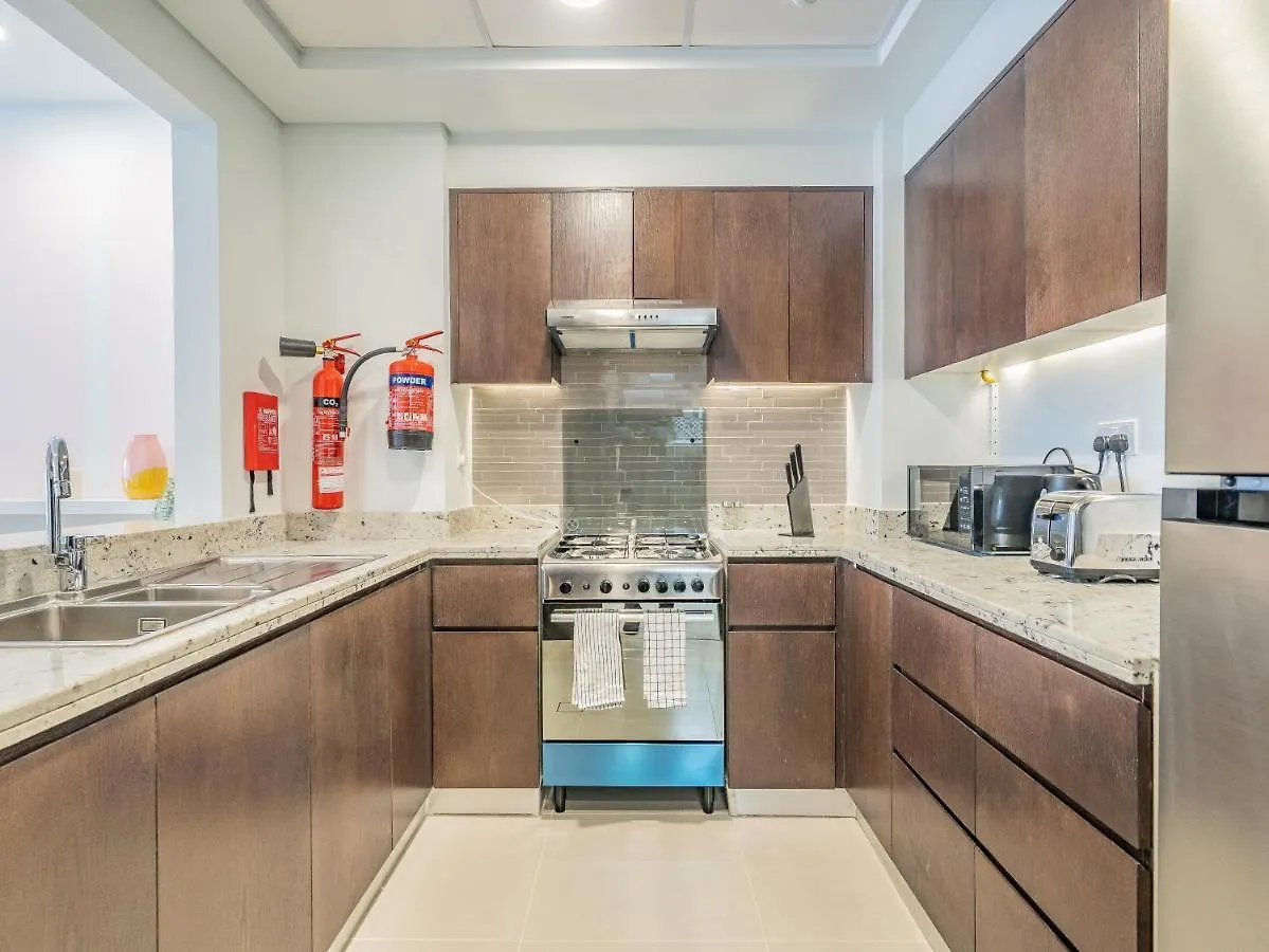 Charming Tropical Apartment Minutes To Dubai Mall